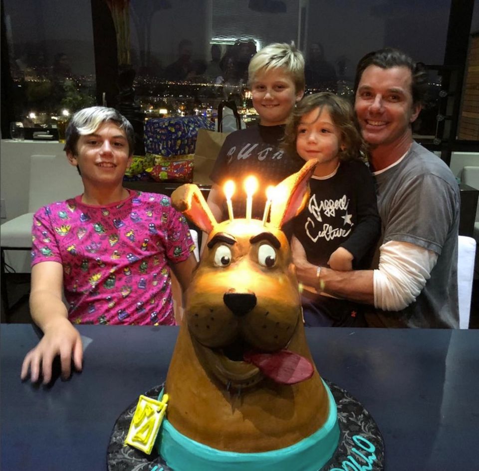 Da strahlen nicht nur die Kerzen. Happy Birthday Apollo! Der jüngste Rossdale Spross feiert seinen vierten Geburtstag. Die Torte für den Kleinen ist ein lustiger "Scooby Doo" Hund. Da strahlen nicht nur die Kerzen. Happy Birthday Apollo! Der jüngste Rossdale Spross feiert seinen vierten Geburtstag. Die Torte für den Kleinen ist ein lustiger "Scooby Doo" Hund.
