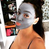 Verona Pooth testet aktuell eine ganz neue Make-up-Linie, wie sie auf ihrem Instagram-Account verrät. Beim Anblick ihres Wow-Dekolletés achten allerdings wohl nur die wenigsten User auf die Beauty-Maske in ihrem Gesicht. 