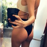 In ihrer Instagram-Story postet sie - nur kurze Zeit nach Kylie Jenner - ein Video in Unterwäsche, welches ganz deutlich zeigt, dass Behati Prinsloo die Schwangerschaft nach nur knapp zwei Wochen schon nicht mehr anzusehen ist.
