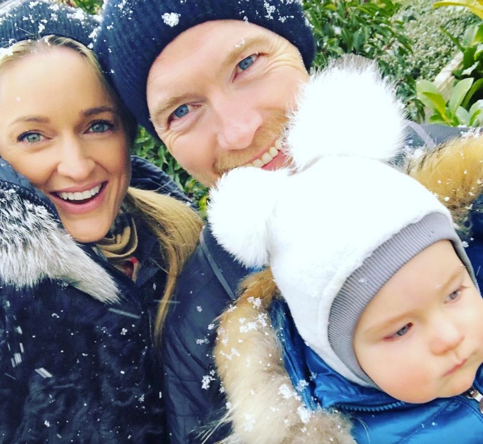 27. Februar 2018 Familie Keating genießt die frische Schneeluft und schießt dabei ein lustiges Selfie. 27. Februar 2018 Familie Keating genießt die frische Schneeluft und schießt dabei ein lustiges Selfie.