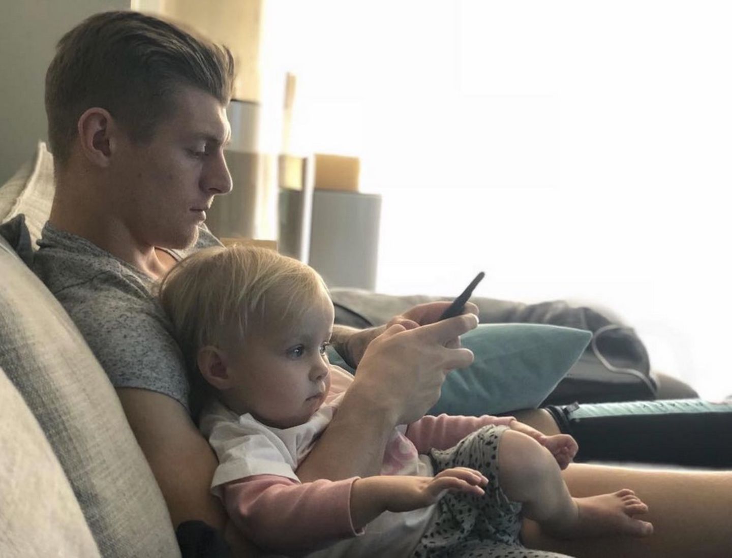 19. Februar 2018  Wie man Erholung, Familie und Social Media gleichzeitig managt zeit Toni Kroos auf diesem Foto, welches er bei Instagram postet. In seinem Arm sein kleines Söhnchen Leon. 