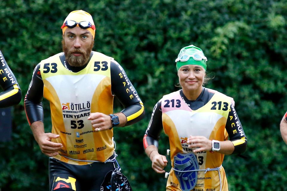 Pippa Middleton : Auch beim "Swimrun" kämpfen sich James und Pippa Middleton gemeinsam durch. Auch beim "Swimrun" kämpfen sich James und Pippa Middleton gemeinsam durch.