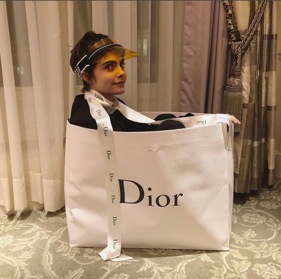 27. Februar 2018 Dreht Cara Delevingne jetzt völlig ab? Das Model erhält bei der Paris Modewoche viele teure Geschenke des Luxuslabels "Dior." Grund für die schöne Britin diese gleich mal hautnah zu testen. 27. Februar 2018 Dreht Cara Delevingne jetzt völlig ab? Das Model erhält bei der Paris Modewoche viele teure Geschenke des Luxuslabels "Dior." Grund für die schöne Britin diese gleich mal hautnah zu testen.