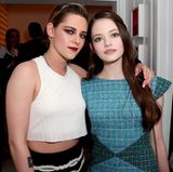 Bei einer Chanel-Party in Los Angeles treffen sich Mackenzie Foy und Kristen Stewart wieder. Heute ist "Renesmée" fast genauso groß wie ihre Film-Mutter "Bella" und zu einer schönen jungen Frau herangewachsen. Mackenzie Foy ist nach wie vor als Schauspielerin tätig und kann sogar ein paar Nachwuchspreise einheimsen. 
