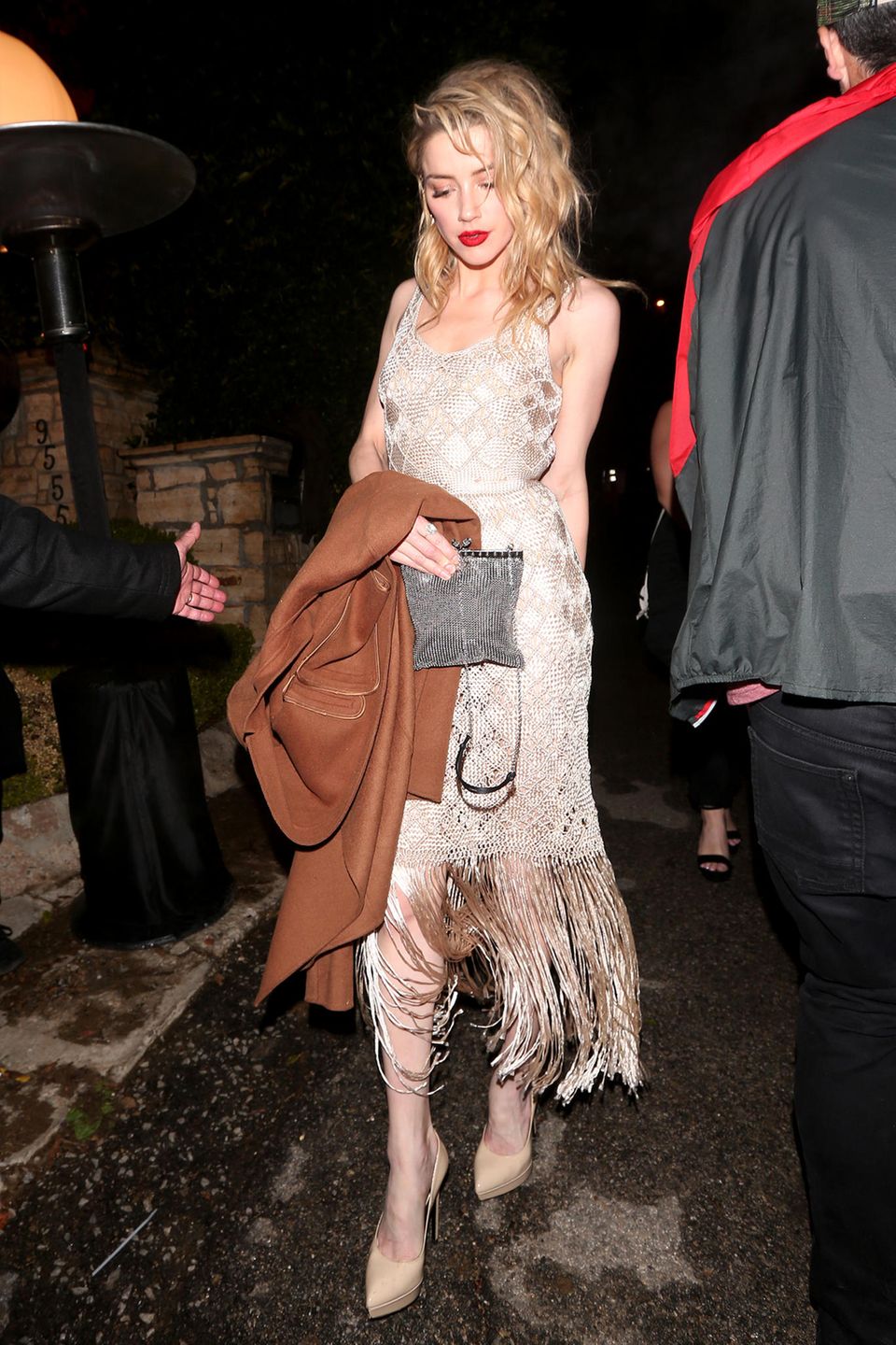 WME's Pre-Oscar Soiree Amber Heard glänzt in einem Fransenkleid im Stil der 20er-Jahre. WME's Pre-Oscar Soiree Amber Heard glänzt in einem Fransenkleid im Stil der 20er-Jahre.