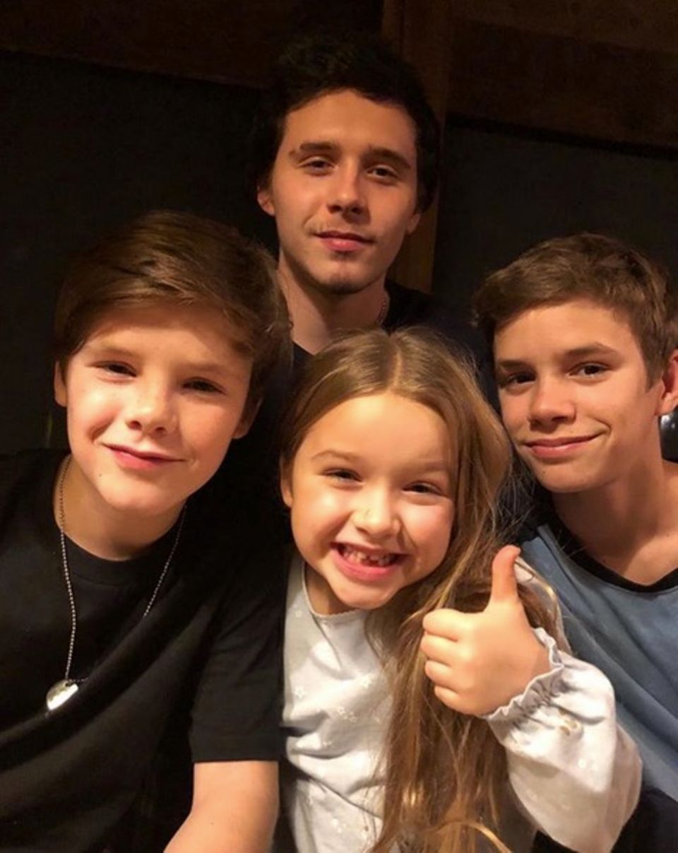 4. März 2018 Happy Birthday, Brooklyn: Dieses Foto ihrer vier Sprösslinge Brooklyn, Cruz, Harper und Romeo postet die stolze Mama Victoria Beckham zum 19. Geburtstag ihres Größten. 4. März 2018 Happy Birthday, Brooklyn: Dieses Foto ihrer vier Sprösslinge Brooklyn, Cruz, Harper und Romeo postet die stolze Mama Victoria Beckham zum 19. Geburtstag ihres Größten.