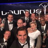 28. Februar 2018  Dieses außergewöhnliche Erinnerungs-Selfie knipst Roger Federer bei den "Laureus Sports Awards". Fürst Albert und Fürstin Charlène sind auch mit von der Partie. 