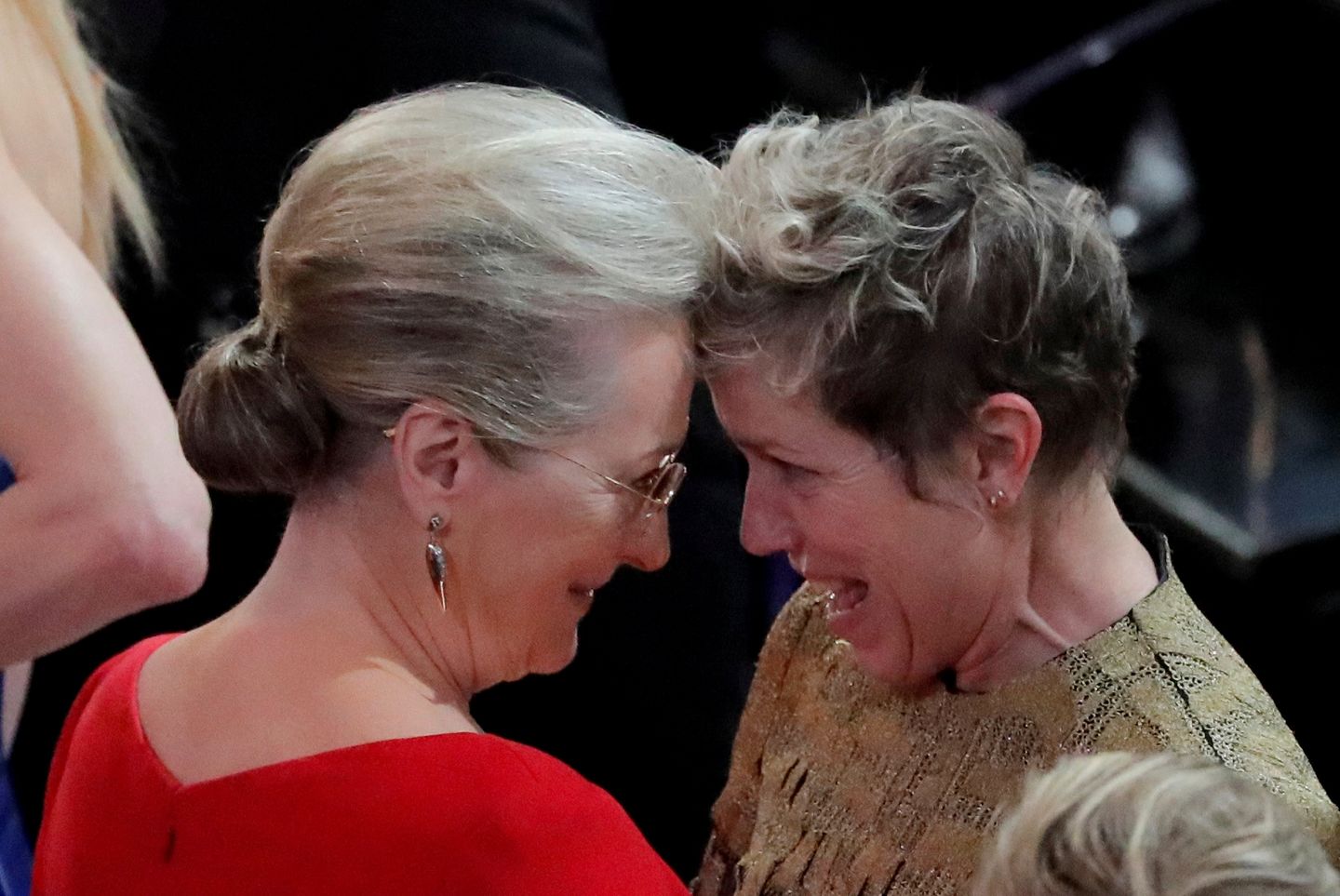 Meryl Streep gratuliert Frances McDormand von Herzen, die an diesem Abend den Goldjungen als "Beste Hauptdarstellerin" mit nach Hause nehmen kann.  