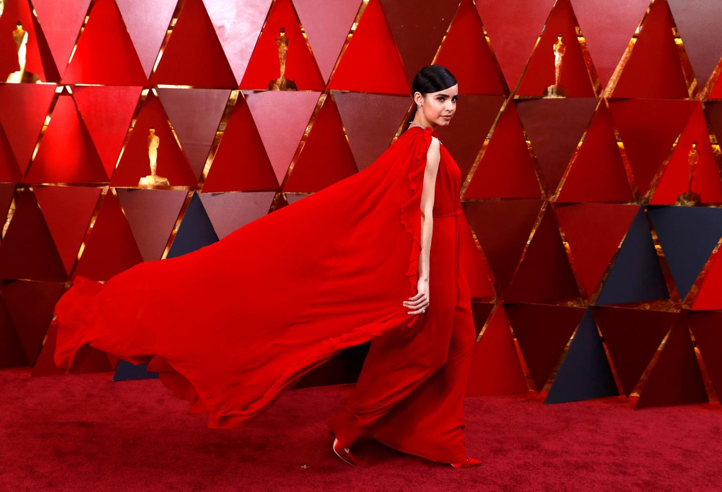 Lady in Red: In ihrem wallenden Kleid schreitet Schauspielerin Sofia Carson über den roten Teppich. 