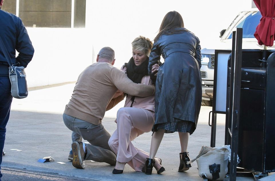 ... aber Gott sei Dank Hilfe naht. Freunde von Sharon Stone helfen der Blondine auf und verhindern damit Schlimmeres. Noch mal Glück gehabt! ... aber Gott sei Dank Hilfe naht. Freunde von Sharon Stone helfen der Blondine auf und verhindern damit Schlimmeres. Noch mal Glück gehabt!