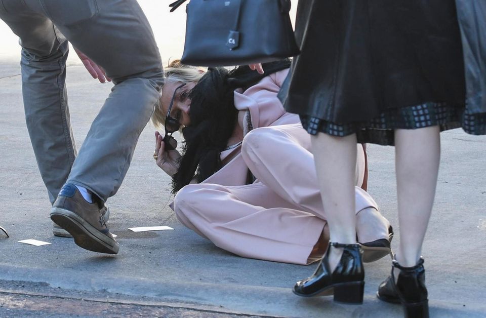 Hollywood-Ikone Sharon Stone hat ihre Lauffähigkeiten in ihren 15-cm-Stilettos offensichtlich unterschätzt. Bei einem Spaziergang durch Beverly Hills rutscht die Schauspielerin vom Bordstein... Hollywood-Ikone Sharon Stone hat ihre Lauffähigkeiten in ihren 15-cm-Stilettos offensichtlich unterschätzt. Bei einem Spaziergang durch Beverly Hills rutscht die Schauspielerin vom Bordstein...