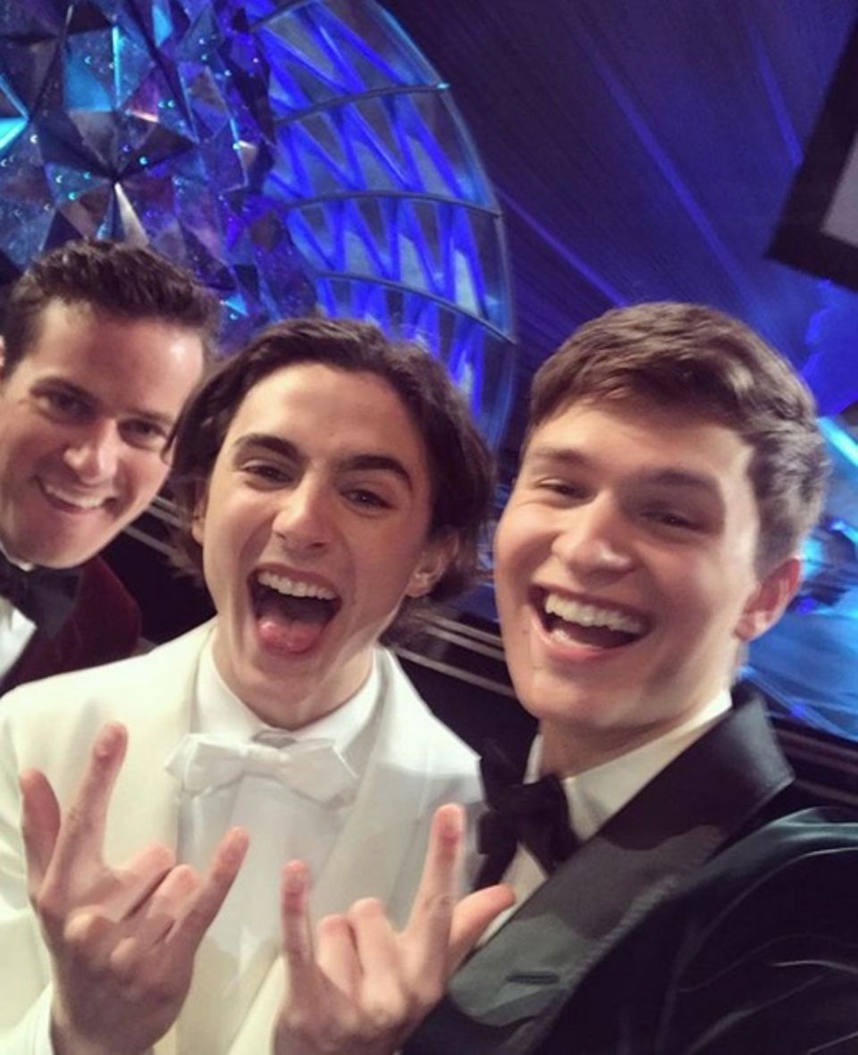Mit diesem lustigen Selfie transportieren Armie Hammer, Timothée Chalamet und Ansel Elgort die bombige Stimmung des Abends zu ihren Fans. Mit diesem lustigen Selfie transportieren Armie Hammer, Timothée Chalamet und Ansel Elgort die bombige Stimmung des Abends zu ihren Fans.