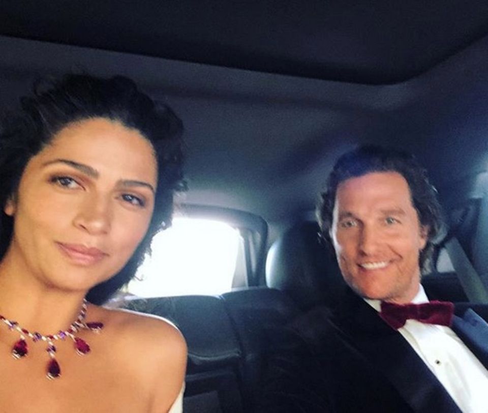 Mit der Limousine geht es für Camila Alves und Matthew McConaughey ins "Dolby Theatre". 