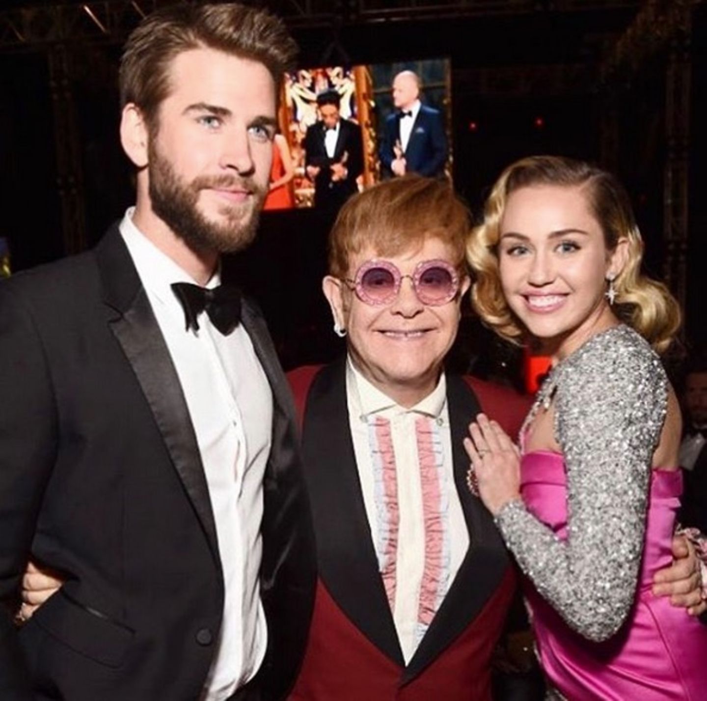 Liam Hemsworth und Miley Cyrus feiern bei der berühmten "Elton John AIDS Foundation Academy Awards Viewing Party" und knipsen mit dem Gastgeber ein Erinnerungsfoto für Instagram. 