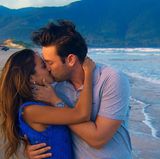 Kristina und Daniel genießen einen romantischen Strandspaziergang bevor die letzte Nacht der Rose anbricht.