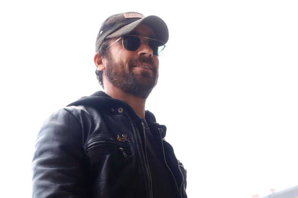 Justin Theroux: Hinter einer Sonnenbrille versteckt er zwar seine Augen, sein Lächeln kann er damit aber nicht verdecken. Hinter einer Sonnenbrille versteckt er zwar seine Augen, sein Lächeln kann er damit aber nicht verdecken.