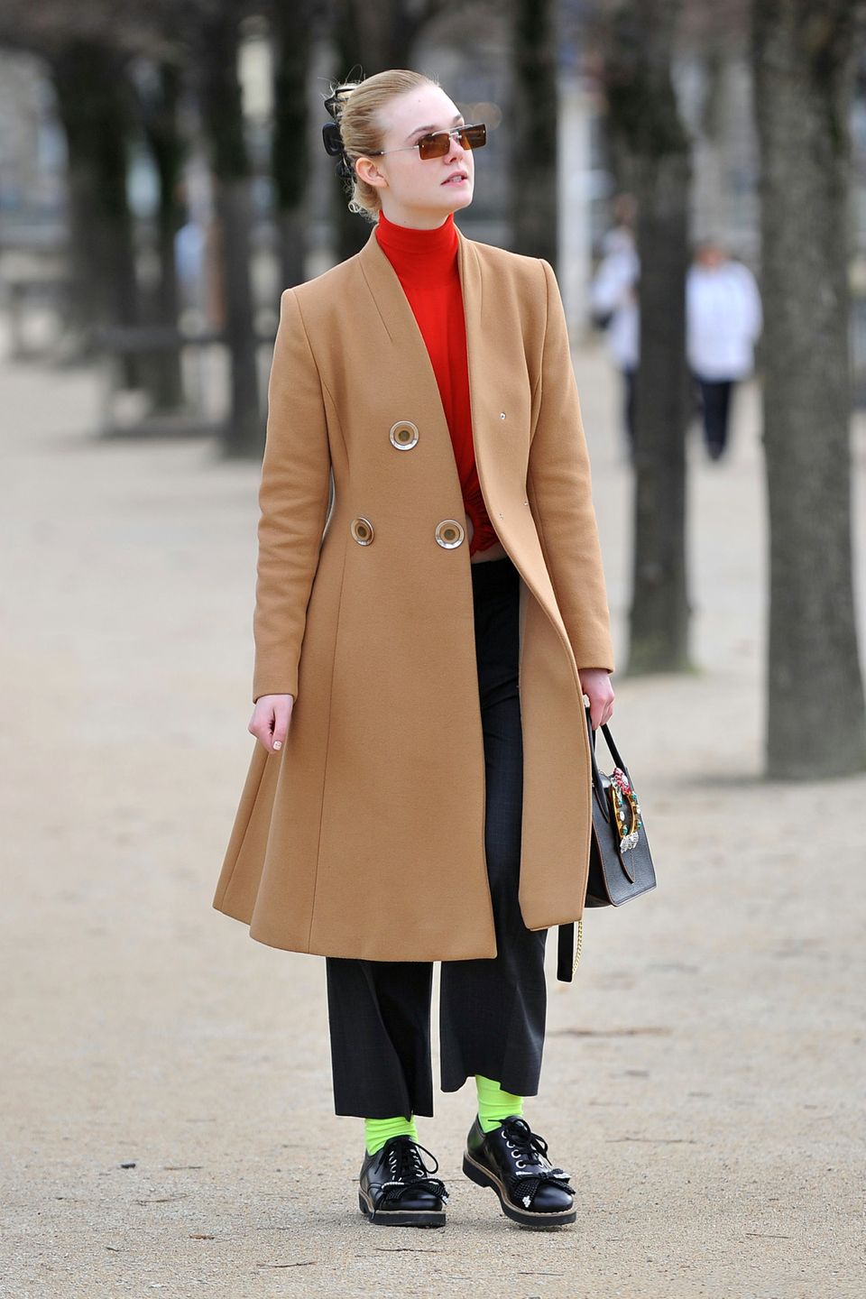 Elle Fanning genießt die Pariser Luft während der Fashion Week beim Spaziergang durch die Tuilerien.