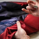 Einnähen des Futters. Auch auf der Innenseite passt die Farbe des Garns zum Stoff des Blazers.
