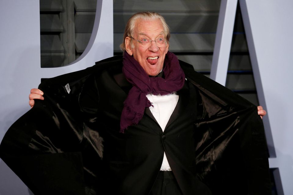 Donald Sutherland ist zum Scherzen zumute. Der Schauspieler zieht auf dem roten Teppich der beliebten Vanity Fair Party scherzhafte Grimassen. Donald Sutherland ist zum Scherzen zumute. Der Schauspieler zieht auf dem roten Teppich der beliebten Vanity Fair Party scherzhafte Grimassen.