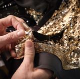 Es folgt das Paillettenkleid von Sandra Bullock. Hier zu sehen: Näharbeiten am Kragen mit Fingerhut und Nadel.