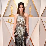 Auch Sandra Bullock, 53, erschien zu den diesjährigen Oscars in Louis Vuitton. Anders als ihre Schauspielkollegin Emma Stone setzte sie auf Altbewährtes und lief in einem fast vollständig mit Pailletten besetzten Abendkleid über den roten Teppich.