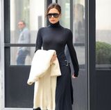 Komplett schwarz, sehr hochgeschlossen und trotzdem sexy - Victoria Beckham muss nicht viel Haut zeigen, um mit ihrer Weiblichkeit zu spielen. 