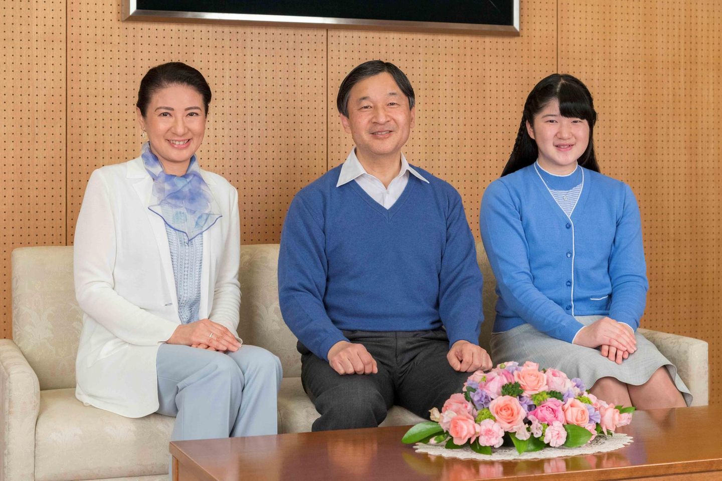 23. Februar 2018  Prinz Naruhito feiert seinen 58. Geburtstag mit einem neuen Foto, das ihn - wie jedes Jahr - mit Ehefrau Masako und Tochter Aiko zeigt.