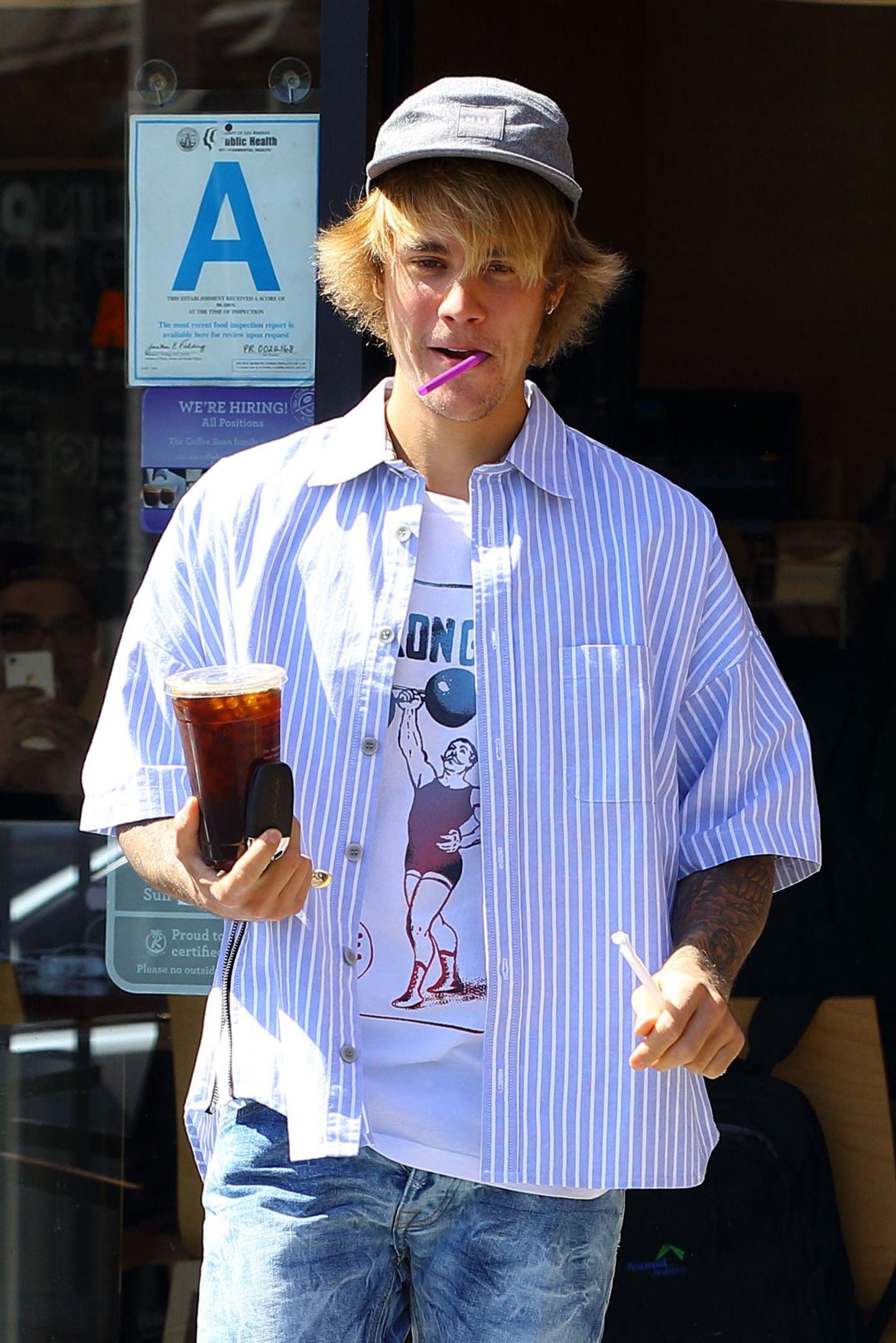 Im wilden Strubbel-Look bedeckt von einem Cap. So geht sich der Mädchenschwarm Justin Bieber einen Kaffee in Los Angeles holen. 