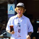 Im wilden Strubbel-Look bedeckt von einem Cap. So geht sich der Mädchenschwarm Justin Bieber einen Kaffee in Los Angeles holen. 