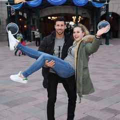Leonard Freier trägt seine Caona bereits über die Schwelle... oder in diesem Fall: Über den Eingang ins Disneyland Paris. Ob sie zu diesem Zeitpunkt schon geahnt hat, was an dem Tag noch "Überraschendes" auf sie zukommen würde? Noch sieht alles nach einem ganz normal lustigen Tag im Disneyland aus - obwohl die Anwesenheit des Fotografen Caona hier schon auf die richtige Fährte locken könnte. Hm...