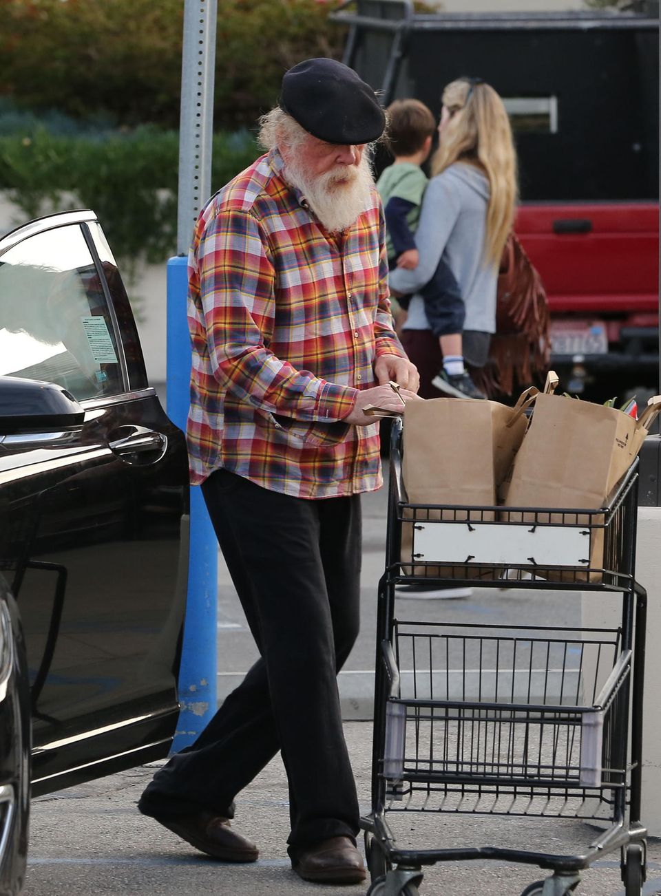 Erkennen Sie diesen Hollywood-Star im karierten Hemd beim Shoppen? Richtig, es ist Nick Nolte, der in aller Ruhe seine Supermarkt-Einkäufe ins Auto lädt. Erkennen Sie diesen Hollywood-Star im karierten Hemd beim Shoppen? Richtig, es ist Nick Nolte, der in aller Ruhe seine Supermarkt-Einkäufe ins Auto lädt.