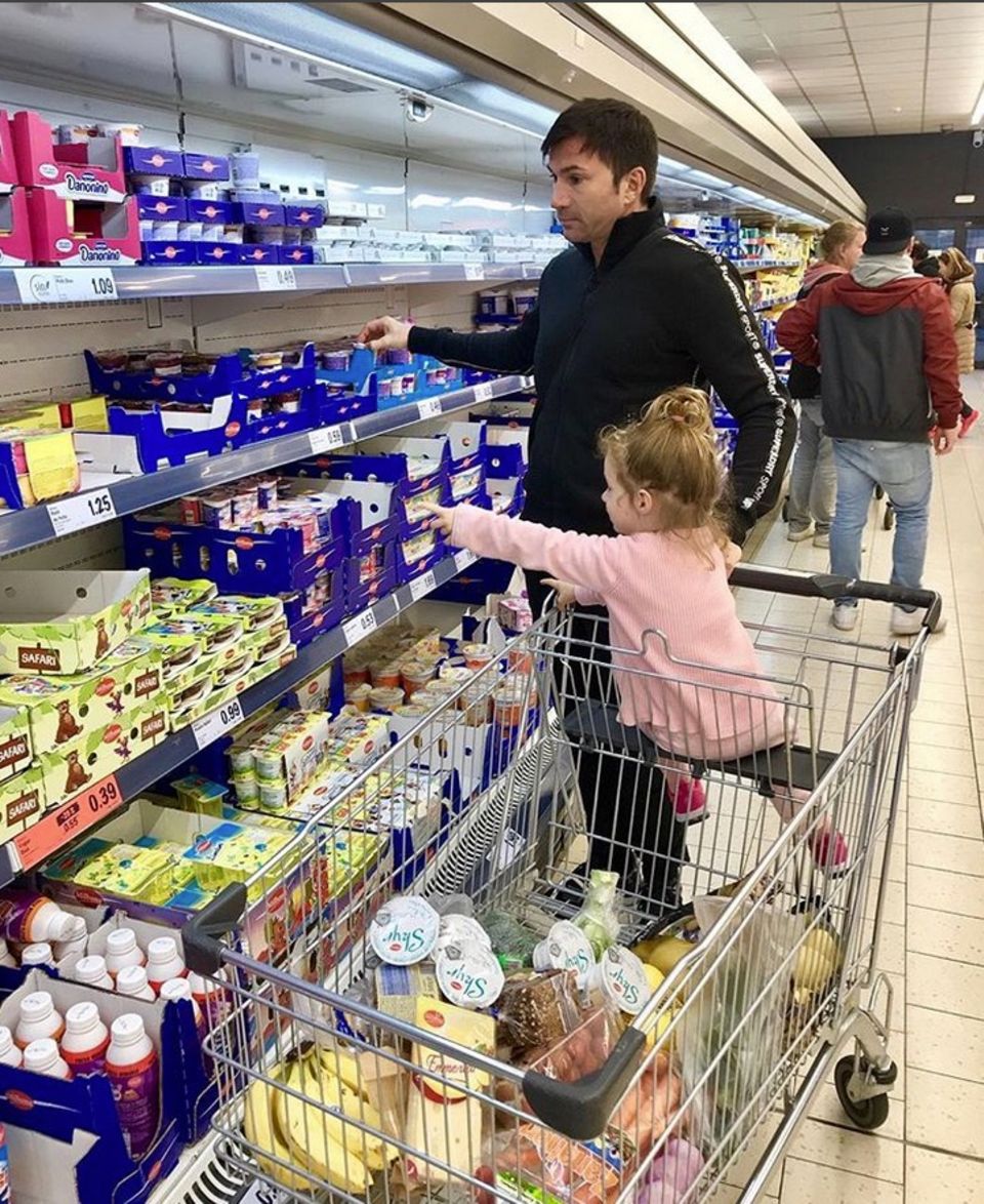 Da Papa, den pinken Joghurt möchte ich. Lucas Cordalis ist mit Töchterchen Sophia im Supermarkt einkaufen. Die Kleine weiß jetzt schon sehr genau, was sie will. Da Papa, den pinken Joghurt möchte ich. Lucas Cordalis ist mit Töchterchen Sophia im Supermarkt einkaufen. Die Kleine weiß jetzt schon sehr genau, was sie will.