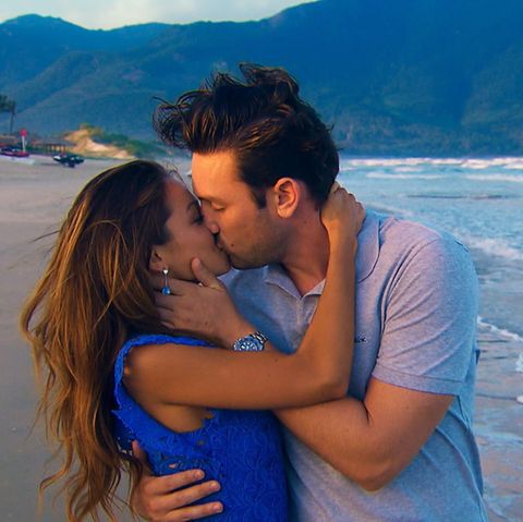 Kristina und Daniel genießen einen romantischen Strandspaziergang bevor die letzte Nacht der Rose anbricht.