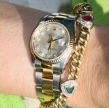 Das goldene Armband mit den Herzen, dem Symbol der Liebe, trägt Königin Mathilde fast immer. Sie und ihr Mann König Philippe haben fünf Kinder, also hat das Armband auch genau fünf Herzen.
