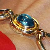 Denn die gefassten Steine des Armbandes tragen die Namen der drei Töchter, hier ist es Amalia.