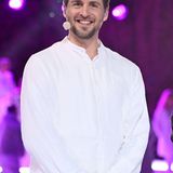 20 Jahre nach dem Finale hat Alexander Klaws sein Siegerlächeln noch immer drauf. Optisch hat er sich sonst allerdings gewaltig verändert. Die Haare sind nun länger, der Stil viel schicker und der Teint wirkt wesentlich natürlicher.