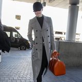 Emma Stone müsste sich für ihr Airport-Outfit eigentlich nicht verstecken. Den Sherlock-Look ihres Mantels bricht sie durch coole Sneaker und eine legere Hose. Das Highlight bleibt allerdings die cognacfarbene Tasche.