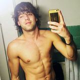Auf Instagram zeigt der jüngere Bruder von Sarah Connor nämlich auch gerne mal, was er hat. Mit Six-Pack und lockigen Haaren posiert er vor dem Spiegel. Sehr nett anzusehen!