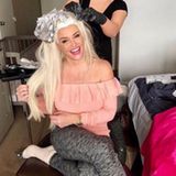 Echter Luxus: Daniela Katzenberger erledigt ihren Friseur-Besuch direkt zu Hause und lässt sich ihr Blond auffrischen. 