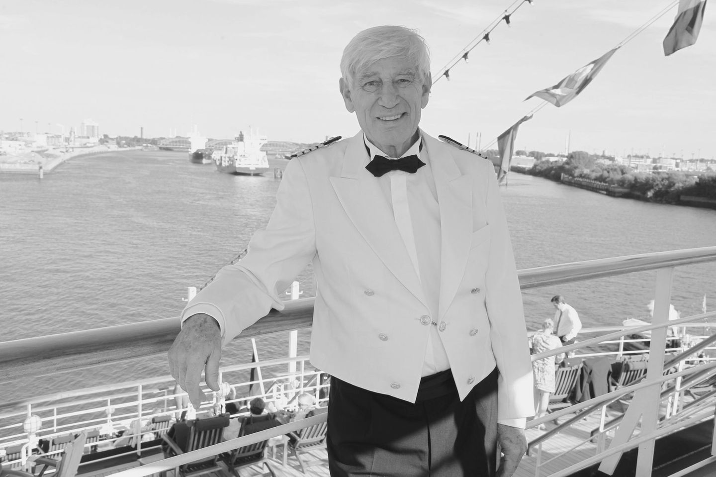 Siegfried Rauch, hier in seiner Paraderolle als "Kapitän Paulsen" auf dem ZDF-Traumschiff, ist mit 85 Jahren gestorben 