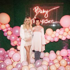 Auch Khloés Mutter Kris Jenner darf bei der gigantischen Baby-Party natürlich nicht fehlen. Passend zum Motto der Feier, erscheint Kris in einer pinken Satin-Tunika. 