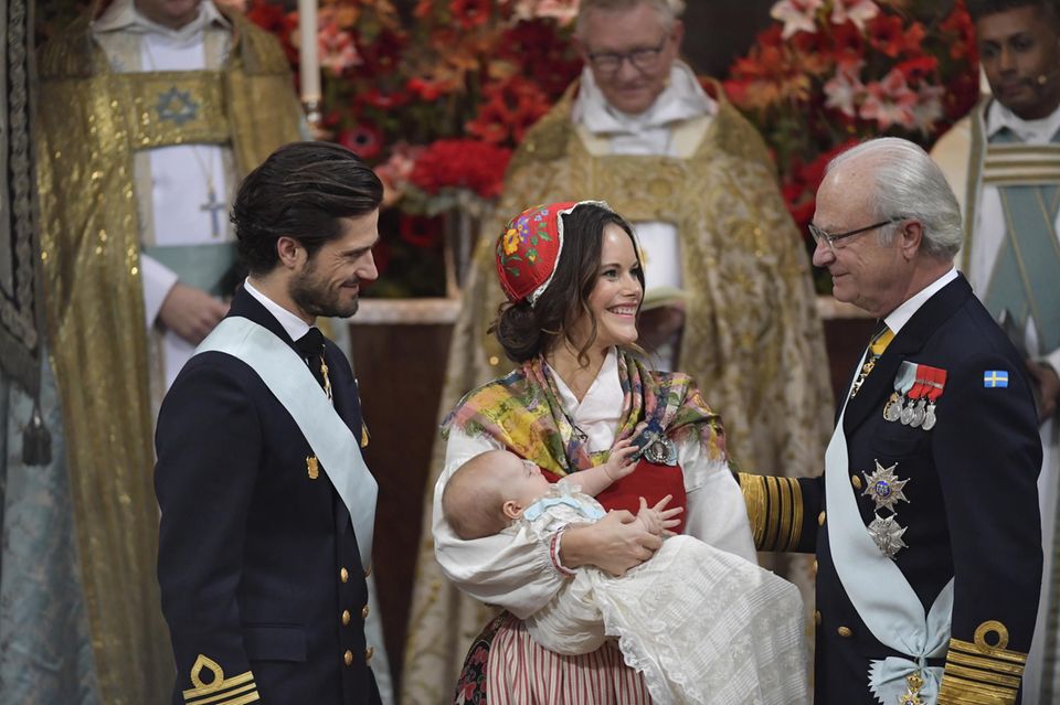 Der letzte royale Spross, der die Taufrobe trägt, ist Prinz Gabriel am 1. Dezember 2017. Seither befindet sich auch sein Name auf dem Überwurf, der seit 1935 zu dem Kleidchen gehört.