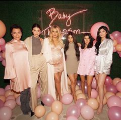 Bei so einem gigantischen Fest, darf der gesamte Kardashian-Clan natürlich nicht fehlen. Kris, Kendall, Kim, Kourtney sowie Kylie Jenner sind natürlich Gäste der Party. Alle haben sich in passenden Pastellfarben gekleidet. 