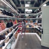 Nein, Kylie Jenner steht hier gerade nicht in einer Boutique für Luxus-Accessoires. Bei diesem verspiegelten Raum handelt es sich tatsächlich um ihren begehbaren Handtaschenschrank. Hier reiht sie ihre Birkin-Bags, Speedys und Almas auf, als würden diese nicht mal eben mehrere Tausend Euro kosten.