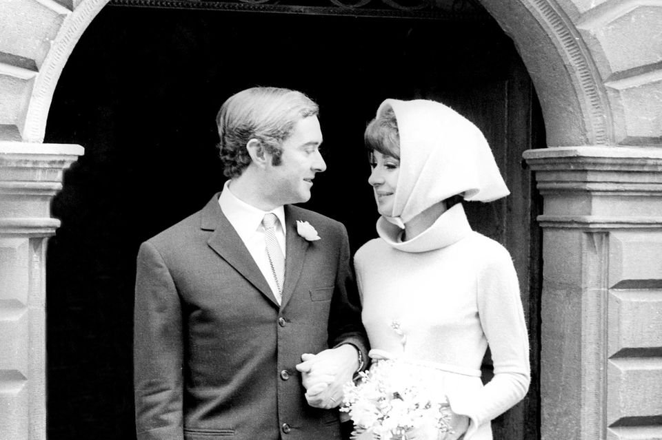 Audrey Hepburn heiratet 1969 den Italiener Andrea Dotti in der Schweiz und trägt dabei ein Minikleid von Givenchy.