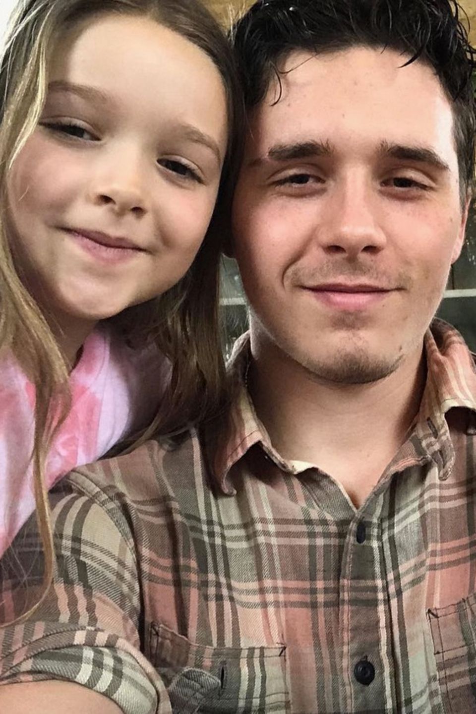 10. März 2018 Große Freude über die Heimkehr des ältesten Sohnes Brooklyn Beckham. Da wird doch gleich mit Mama Victoria und Schwester Harper Seven ein Selfie geschossen. 10. März 2018 Große Freude über die Heimkehr des ältesten Sohnes Brooklyn Beckham. Da wird doch gleich mit Mama Victoria und Schwester Harper Seven ein Selfie geschossen.