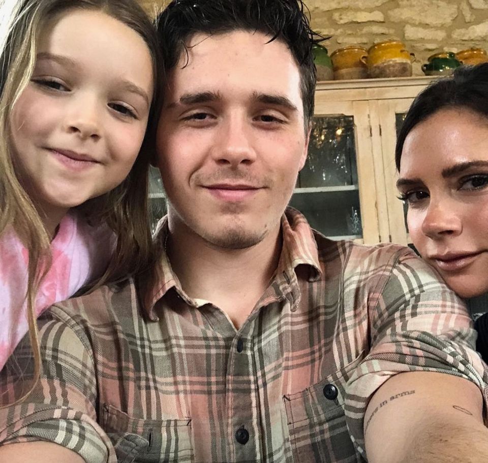 10. März 2018 Große Freude über die Heimkehr des ältesten Sohnes Brooklyn Beckham. Da wird doch gleich mit Mama Victoria und Schwester Harper Seven ein Selfie geschossen. 10. März 2018 Große Freude über die Heimkehr des ältesten Sohnes Brooklyn Beckham. Da wird doch gleich mit Mama Victoria und Schwester Harper Seven ein Selfie geschossen.