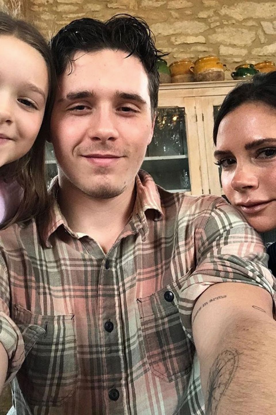 Brooklyn Beckham postet anlässlich des englischen Muttertages diesen süßen Schnappschuss mit Mutter Victoria und der kleinen Schwester Harper. Brooklyn Beckham postet anlässlich des englischen Muttertages diesen süßen Schnappschuss mit Mutter Victoria und der kleinen Schwester Harper.