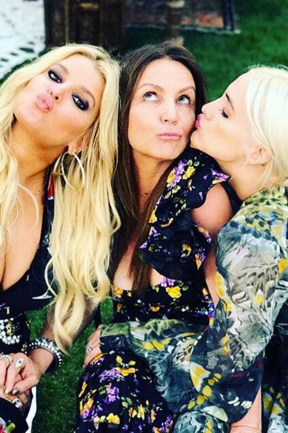 Jessica Simpson postet diesen Schnappschuss mit Mutter Tina und ihrer Schwester Ashlee Simpson. 