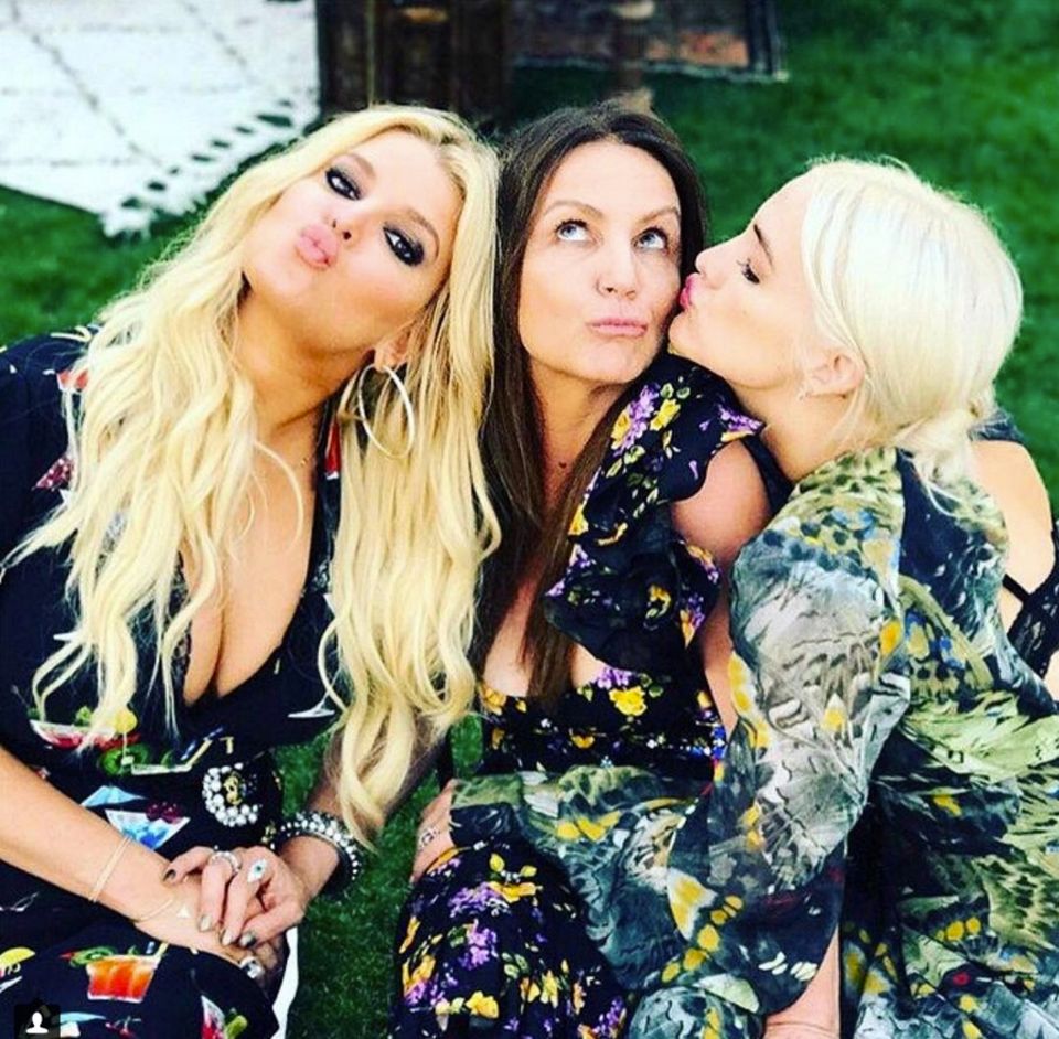 Jessica Simpson postet diesen Schnappschuss mit Mutter Tina und ihrer Schwester Ashlee Simpson. Jessica Simpson postet diesen Schnappschuss mit Mutter Tina und ihrer Schwester Ashlee Simpson.